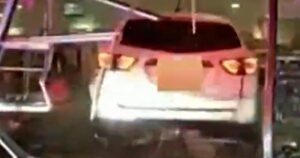 Xe hơi tông cửa hàng bán mỹ phẩm trong lúc bị cảnh sát truy đuổi 8 Xe hơi tông cửa hàng bán mỹ phẩm trong lúc bị cảnh sát truy đuổi