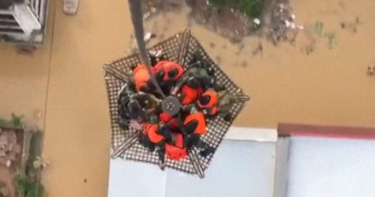 Quân đội Thái Lan giải cứu người dân khỏi vùng lũ 1 f vert brk lon thailandairlift 251127.Still004 5faid6