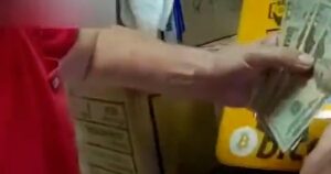 Cảnh sát ngăn chặn vụ lừa đảo nhắm vào cựu chiến binh 80 tuổi 6 Cảnh sát ngăn chặn vụ lừa đảo nhắm vào cựu chiến binh 80 tuổi