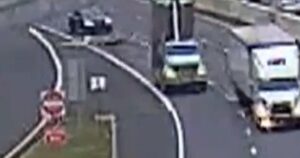 Xe tải đâm vào biển báo trên xa lộ Ohio 21 Xe tải đâm vào biển báo trên xa lộ Ohio