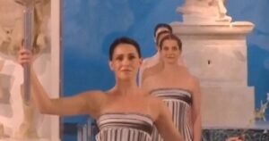 Ngọn đuốc Olympic bắt đầu hành trình đến Đại hội Milan Cortina 21 Ngọn đuốc Olympic bắt đầu hành trình đến Đại hội Milan Cortina