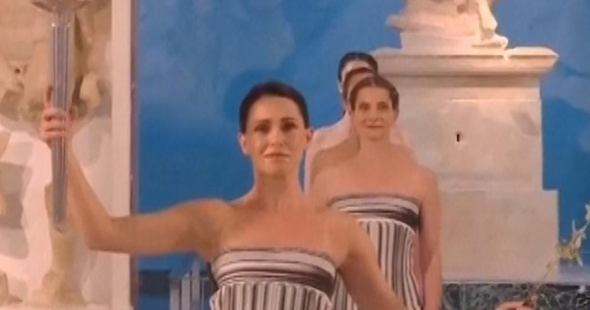 Ngọn đuốc Olympic bắt đầu hành trình đến Đại hội Milan Cortina 1 f vert brk olympic flame 251126.00 01 04 27.Still002 km606k