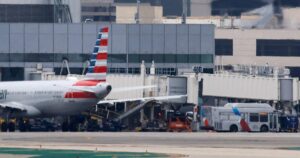 Lưu thông hàng không dần cải thiện sau khi chính phủ tái hoạt động 4 Lưu thông hàng không dần cải thiện sau khi chính phủ tái hoạt động