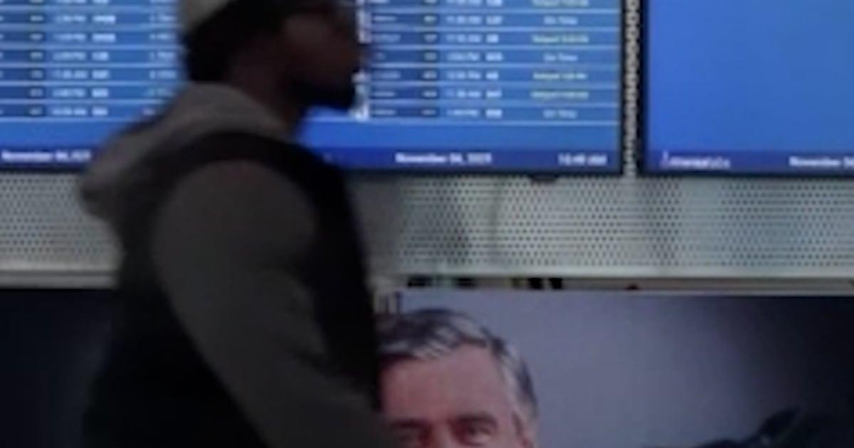 Cắt giảm chuyến bay do FAA yêu cầu tại các phi trường lớn bắt đầu 1 f vert brk tdy faa cancelations vespa 251107.00 00 46 09.Still002