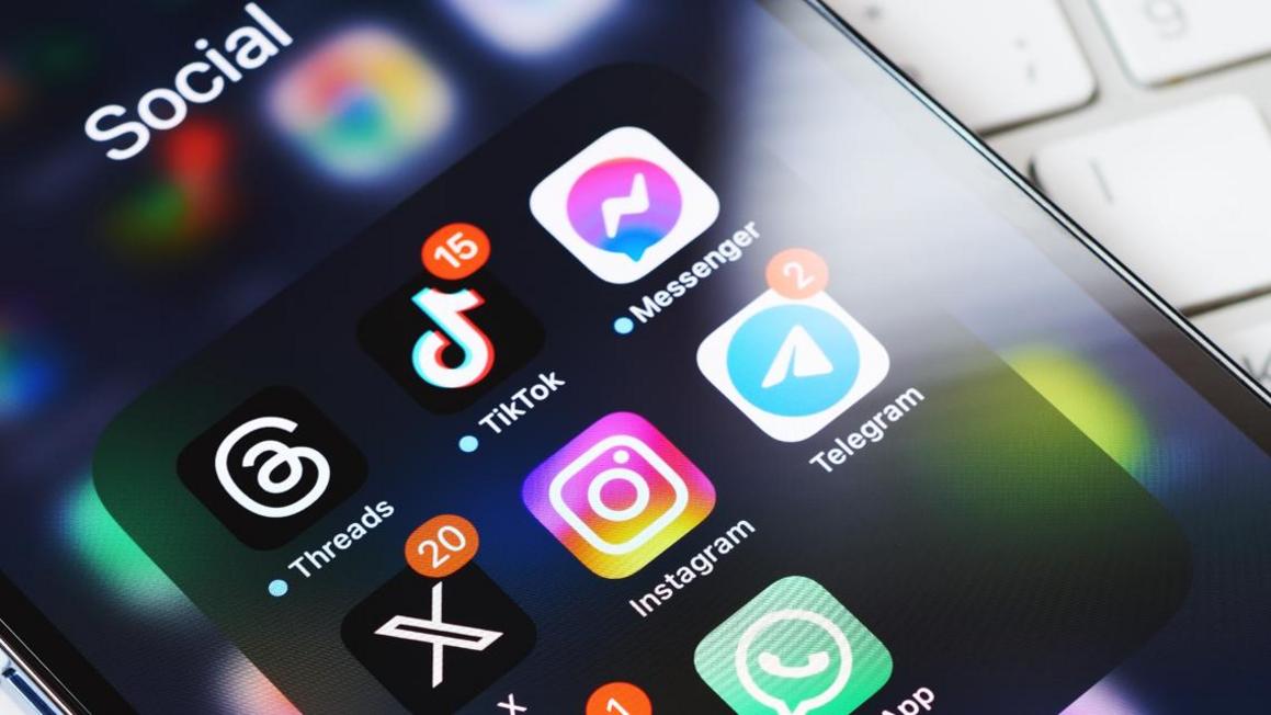 Từ điển Cambridge chọn 'parasocial' là từ của năm 2025 1 fd23778e ae3d 461b ba5b