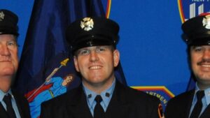 Lính cứu hỏa New York qua đời sau khi dập tắt đám cháy lớn ở Brooklyn 4 Lính cứu hỏa New York qua đời sau khi dập tắt đám cháy lớn ở Brooklyn