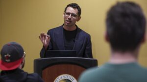 Giám Đốc Quỹ Đầu Tư Muốn Gây Khó Dễ Với Ứng Viên Thống Đốc Florida Do Tổng Thống Donald Trump Ủng Hộ 18 Giám Đốc Quỹ Đầu Tư Muốn Gây Khó Dễ Với Ứng Viên Thống Đốc Florida Do Tổng Thống Donald Trump Ủng Hộ