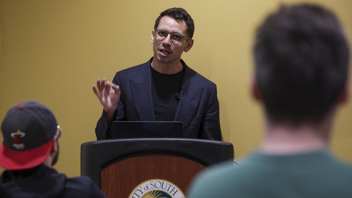 Giám Đốc Quỹ Đầu Tư Muốn Gây Khó Dễ Với Ứng Viên Thống Đốc Florida Do Tổng Thống Donald Trump Ủng Hộ 1 fishback sh er