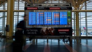 Hơn 1.600 chuyến bay tại Mỹ bị hủy vào Thứ Hai khi Tổng Thống Donald Trump yêu cầu kiểm soát viên không lưu: ‘Trở lại làm việc, NGAY BÂY GIỜ’