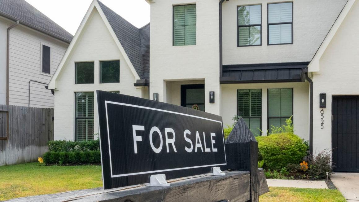 Xu hướng nhà ở năm 2025 có thể khiến bạn ngạc nhiên 1 for sale modern home sign getty scaled 1