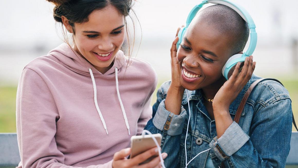 Spotify Mở Rộng Tính Năng Chia Sẻ Thói Quen Nghe Nhạc 1 friends listening to music gettyimages 1702245564