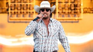 Ngôi sao nhạc đồng quê Gavin Adcock té ngã khỏi sân khấu trong buổi hòa nhạc 8 Ngôi sao nhạc đồng quê Gavin Adcock té ngã khỏi sân khấu trong buổi hòa nhạc