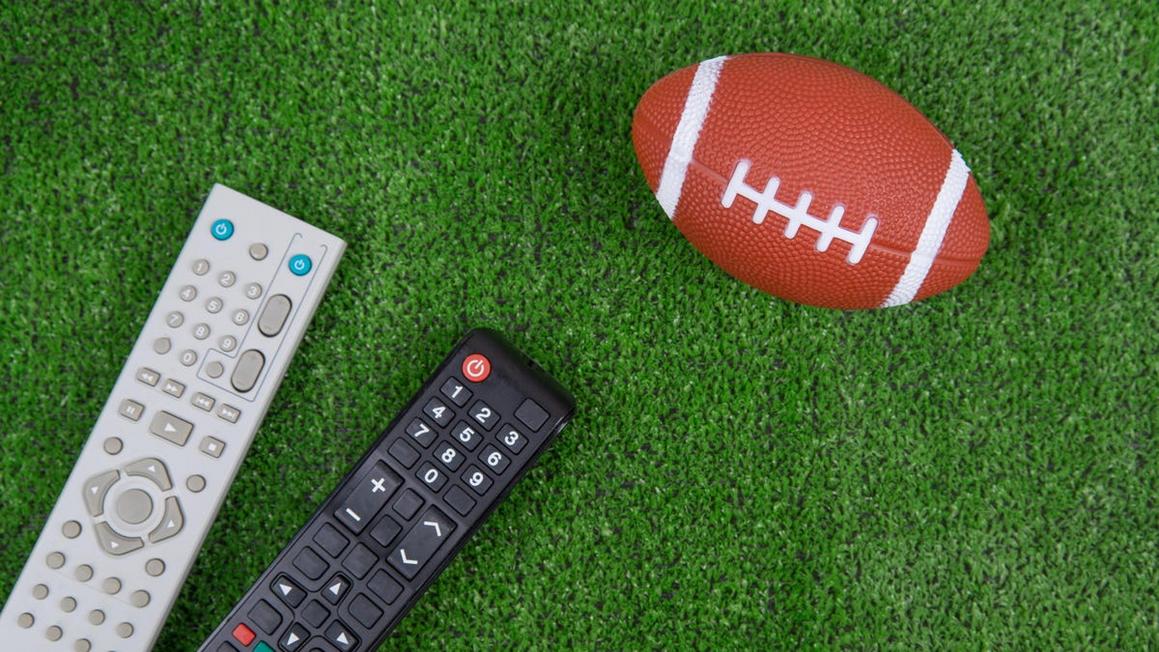 5 Giải Pháp Giúp Khán Giả YouTube TV Tiếp Tục Xem ESPN và ABC 1 gettyimages 1153689165 football tv remote