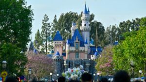 Nhóm địa phương lên kế hoạch ‘Xâm nhập MAGA’ vào Disneyland tại Anaheim
