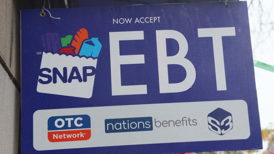 Chính quyền Trump cho biết sẽ cấp một phần kinh phí cho chương trình SNAP 1 gettyimages 2244208854 copy scaled 1