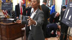 Một lãnh đạo ngành dược bị ngất trong buổi họp báo ở Tòa Bạch Ốc 21 Một lãnh đạo ngành dược bị ngất trong buổi họp báo ở Tòa Bạch Ốc