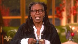 Whoopi xé giấy ghi chú về 'trò đùa' liên quan Tổng Thống Trump 9 Whoopi xé giấy ghi chú về ‘trò đùa’ liên quan Tổng Thống Trump