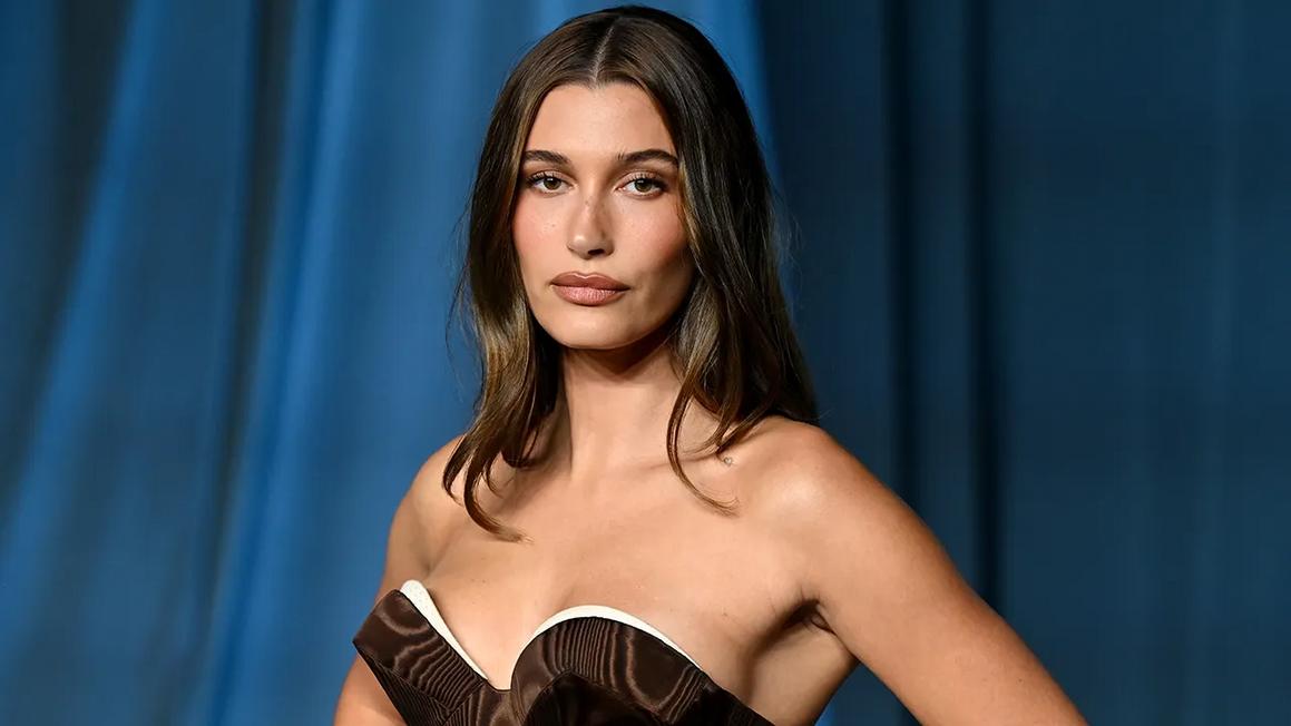 Hailey Bieber chia sẻ motherhood làm sâu sắc thêm tâm linh, khoe dáng trong ảnh táo bạo 1 hailey bieber museum gala