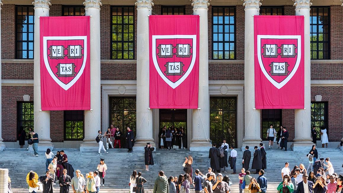 Sinh viên Harvard phản ứng gay gắt về việc đề xuất chấm điểm khắt khe hơn sau báo cáo lạm phát 1 harvard veritas banners
