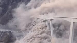 Cầu lớn tại Trung Quốc sập xuống sông chỉ vài tháng sau khi thông xe 13 Cầu lớn tại Trung Quốc sập xuống sông chỉ vài tháng sau khi thông xe