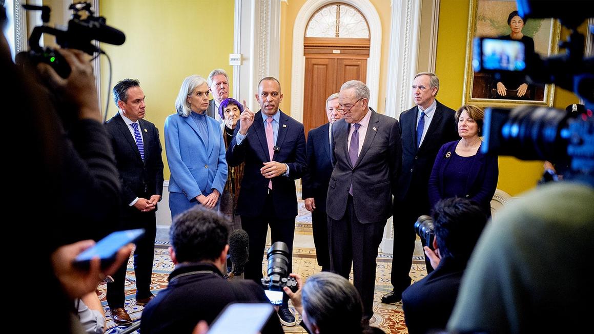 Bế tắc ngân sách Mỹ chưa tan: Tranh cãi lại bùng phát 1 house and senate democrats stand in hallway