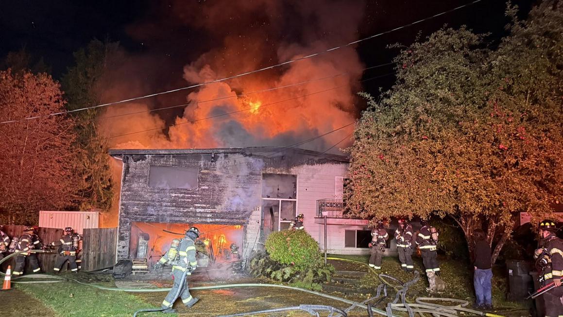 Cháy nhà thiêu rụi khu East Hill ở Kent, Washington 1 house fire kent wa