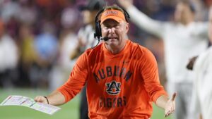 Con gái HLV Hugh Freeze tiết lộ cha gặp vấn đề sức khỏe trước khi bị Auburn sa thải 5 Con gái HLV Hugh Freeze tiết lộ cha gặp vấn đề sức khỏe trước khi bị Auburn sa thải