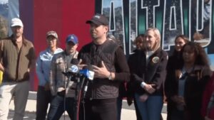 Dân Biểu Eric Swalwell Thăm Altadena Sau Khi Loan Báo Ra Tranh Cử Thống Đốc California 19 Dân Biểu Eric Swalwell Thăm Altadena Sau Khi Loan Báo Ra Tranh Cử Thống Đốc California