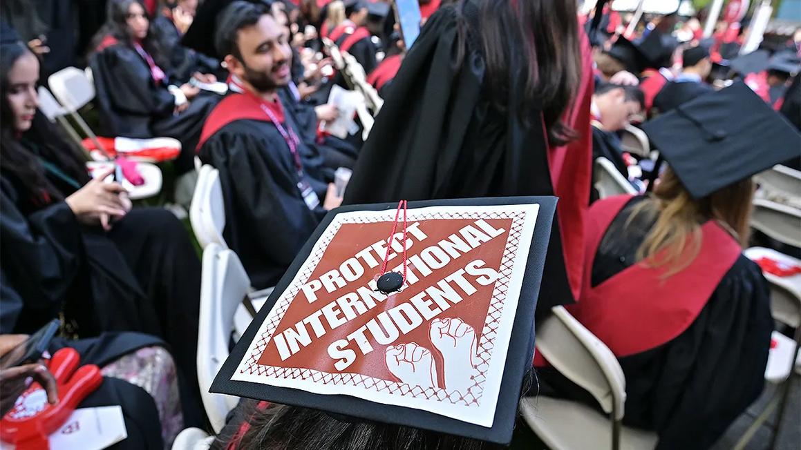 Số lượng sinh viên quốc tế tại Mỹ giảm xuống mức thấp nhất trong một thập kỷ 1 international students trump