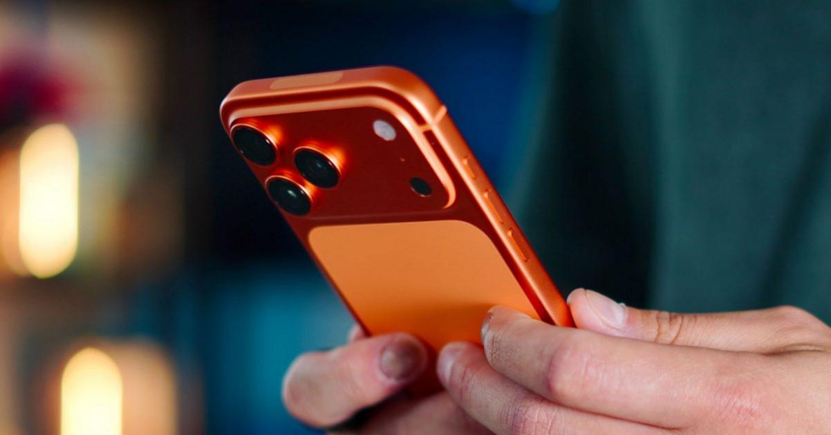Thiết kế iPhone 18 Pro sẽ có hai thay đổi quan trọng 1 iphone 17 pro cosmic orange fernando hold