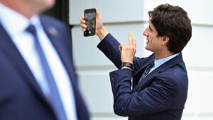 Cháu nội JFK gia nhập chính trường, công kích Tổng Thống Donald Trump 7 Cháu nội JFK gia nhập chính trường, công kích Tổng Thống Donald Trump