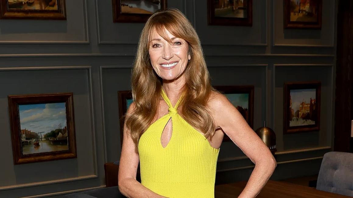 Jane Seymour Tuyên Bố 'Tuổi 70 Là Tuổi 50 Mới' Sau Khi Tìm Lại Tình Yêu Sau Bốn Lần Hôn Nhân 1 jane seymour yellow gown smiling