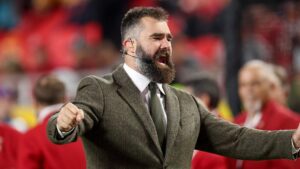 Jason Kelce Tạo Cơn Sốt Trong Dàn Cổ Động Viên Eagles Trước Trận Đấu Ngày Black Friday 8 Jason Kelce Tạo Cơn Sốt Trong Dàn Cổ Động Viên Eagles Trước Trận Đấu Ngày Black Friday