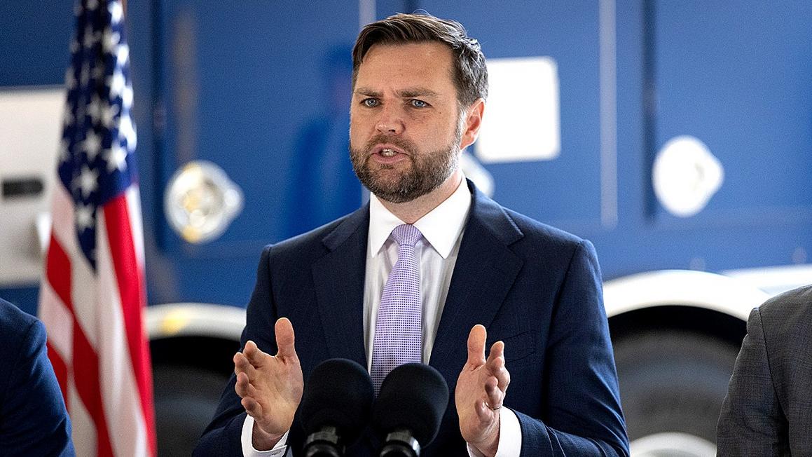 Báo New York Times đưa tin người nhập cư lậu đánh cắp danh tính công dân Mỹ, gây tranh cãi gay gắt, bị JD Vance chỉ trích. 1 jd vance speaking