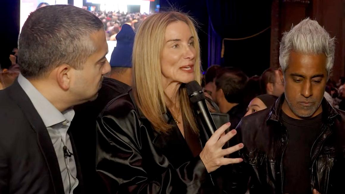 Nữ diễn giả cánh tả dùng chiến thắng của Mamdani thúc đẩy "giáo dục lại người da trắng" để chấp nhận đa văn hóa 1 jennifer welch at mamdani event