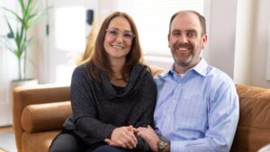 Phụ huynh Colorado kiện trường học vì cho con gái ngủ chung giường với bạn chuyển giới