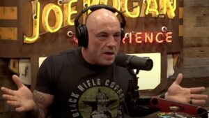 Joe Rogan dẫn đầu bảng xếp hạng podcast của Apple năm 2025, vượt qua ‘The Daily’ của New York Times
