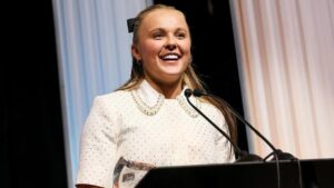 JoJo Siwa chia sẻ sau khi nhập viện vì u nang buồng trứng vỡ