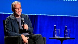 Jon Stewart than thở về sự mất mát khả năng yêu thương trong bối cảnh phân cực chính trị