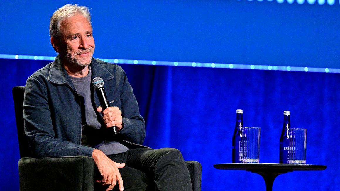 Jon Stewart than thở về sự mất mát khả năng yêu thương trong bối cảnh phân cực chính trị 1 jon stewart new yorker