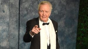 Diễn viên Jon Voight kêu gọi Tổng thống Trump cứu New York khỏi "thành phố rác rưởi xã hội chủ nghĩa" 3 Diễn viên Jon Voight kêu gọi Tổng thống Trump cứu New York khỏi “thành phố rác rưởi xã hội chủ nghĩa”
