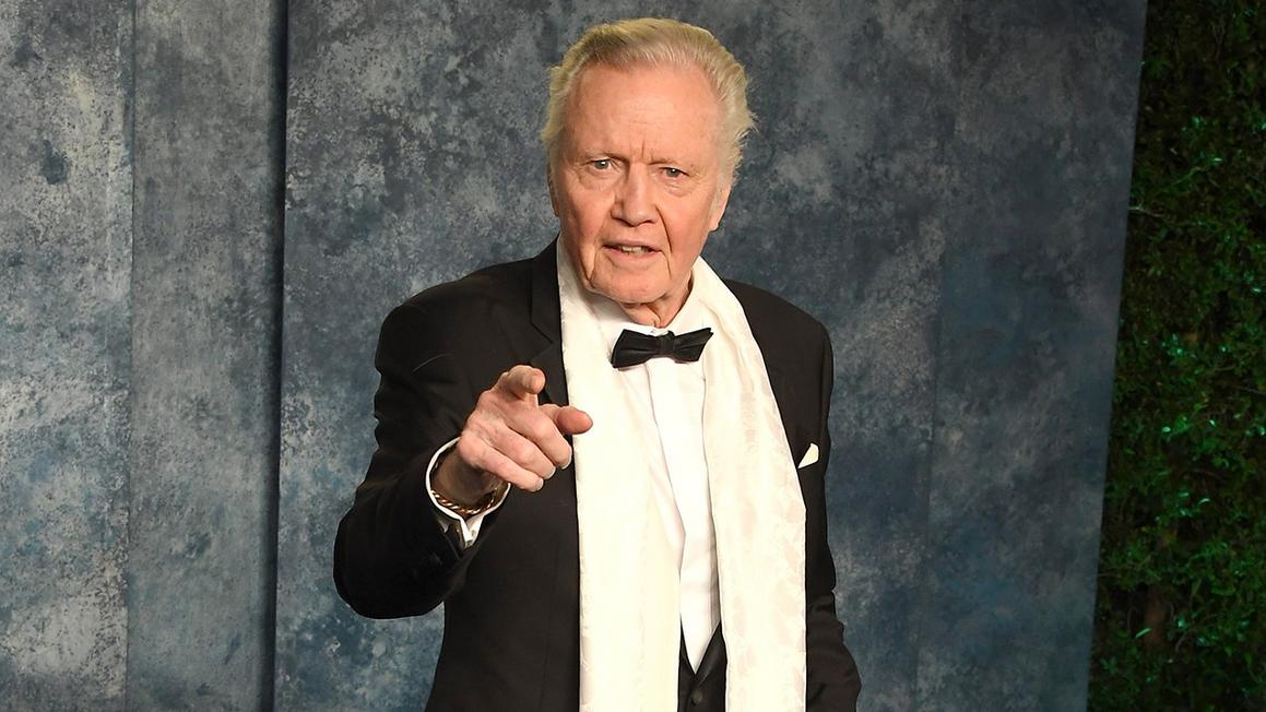 Diễn viên Jon Voight kêu gọi Tổng thống Trump cứu New York khỏi "thành phố rác rưởi xã hội chủ nghĩa" 1 jon voight red carpet