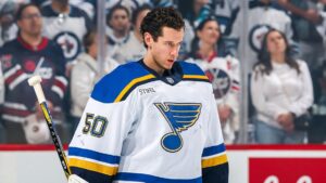 Thủ môn Blues giải thích lý do cố tình lấy đi quả bóng sau bàn thắng thứ 900 của Alex Ovechkin 9 Thủ môn Blues giải thích lý do cố tình lấy đi quả bóng sau bàn thắng thứ 900 của Alex Ovechkin