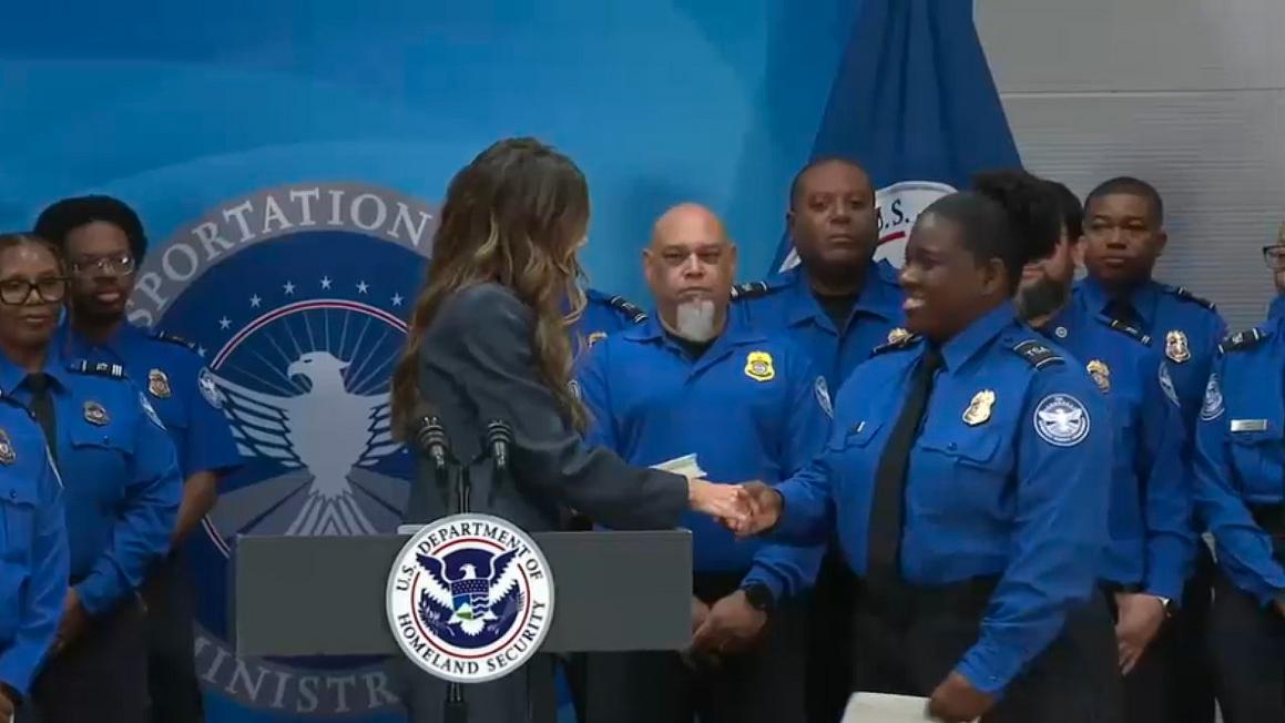 kristi noem hands out checks to tsa officers 002
