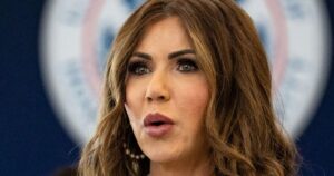 Bộ trưởng An ninh Nội địa Kristi Noem cho biết mọi đơn xin tị nạn tại Hoa Kỳ sẽ được xem xét lại