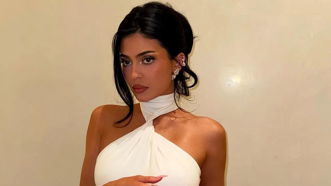 Kylie Jenner tung ảnh nude trên Instagram 1 kylie jenner white halter dress