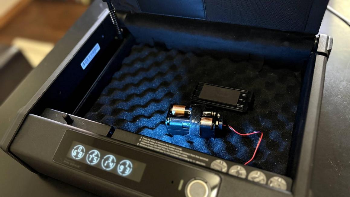 Những loại két an toàn thông minh tốt nhất năm 2025 1 lockly safe battery pack