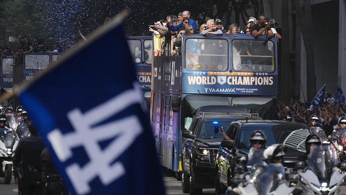 Bản Tin Thể Thao Fox News: Dodgers Tái Lập Ngôi Vô Địch World Series, NFL Sôi Động Thời Hạn Chót Chuyển Nhượng 1 los angeles dodgers world series championship