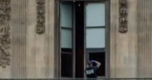 Bảo tàng Louvre được khuyến cáo nâng cấp an ninh trước vụ trộm kim cương 5 Bảo tàng Louvre được khuyến cáo nâng cấp an ninh trước vụ trộm kim cương