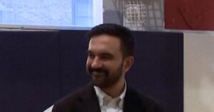 Ông Mamdani bỏ phiếu cùng vợ ở New York 26 Ông Mamdani bỏ phiếu cùng vợ ở New York